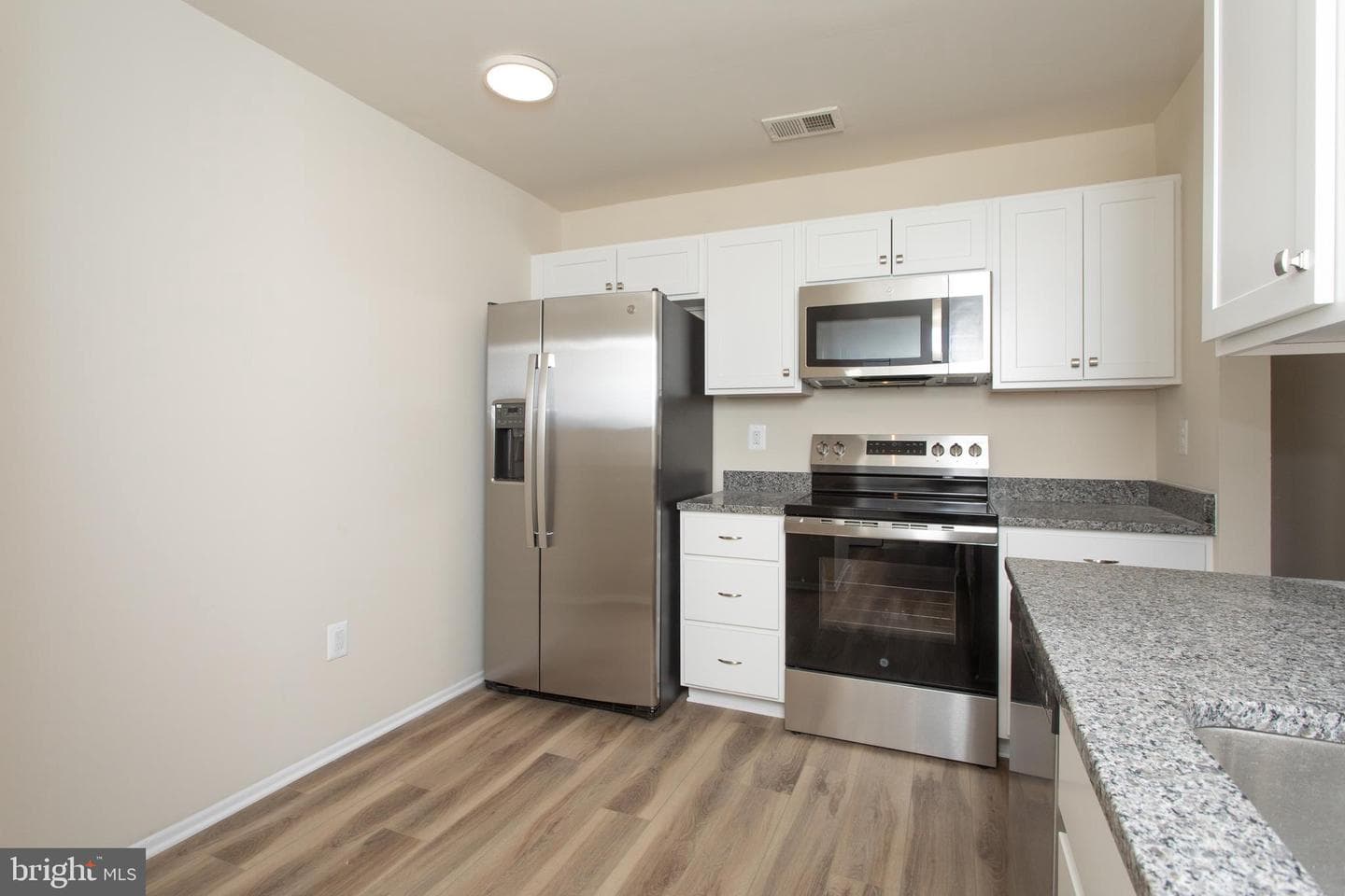 1010 Victoria Place photo 17