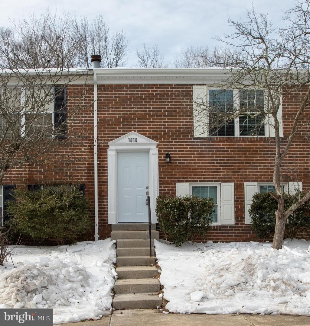 1010 Victoria Place photo 2