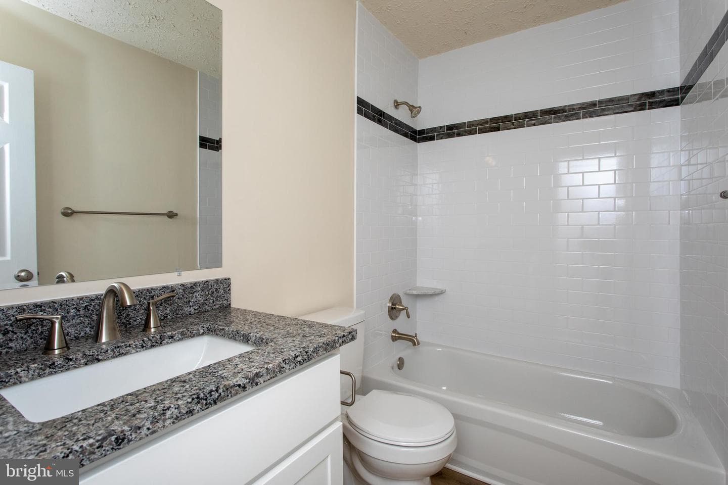 1010 Victoria Place photo 26