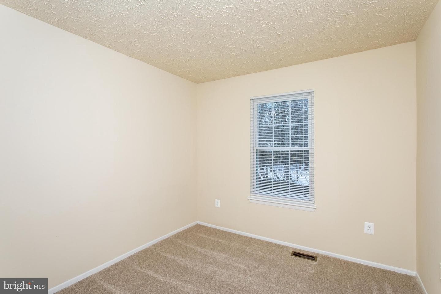 1010 Victoria Place photo 30
