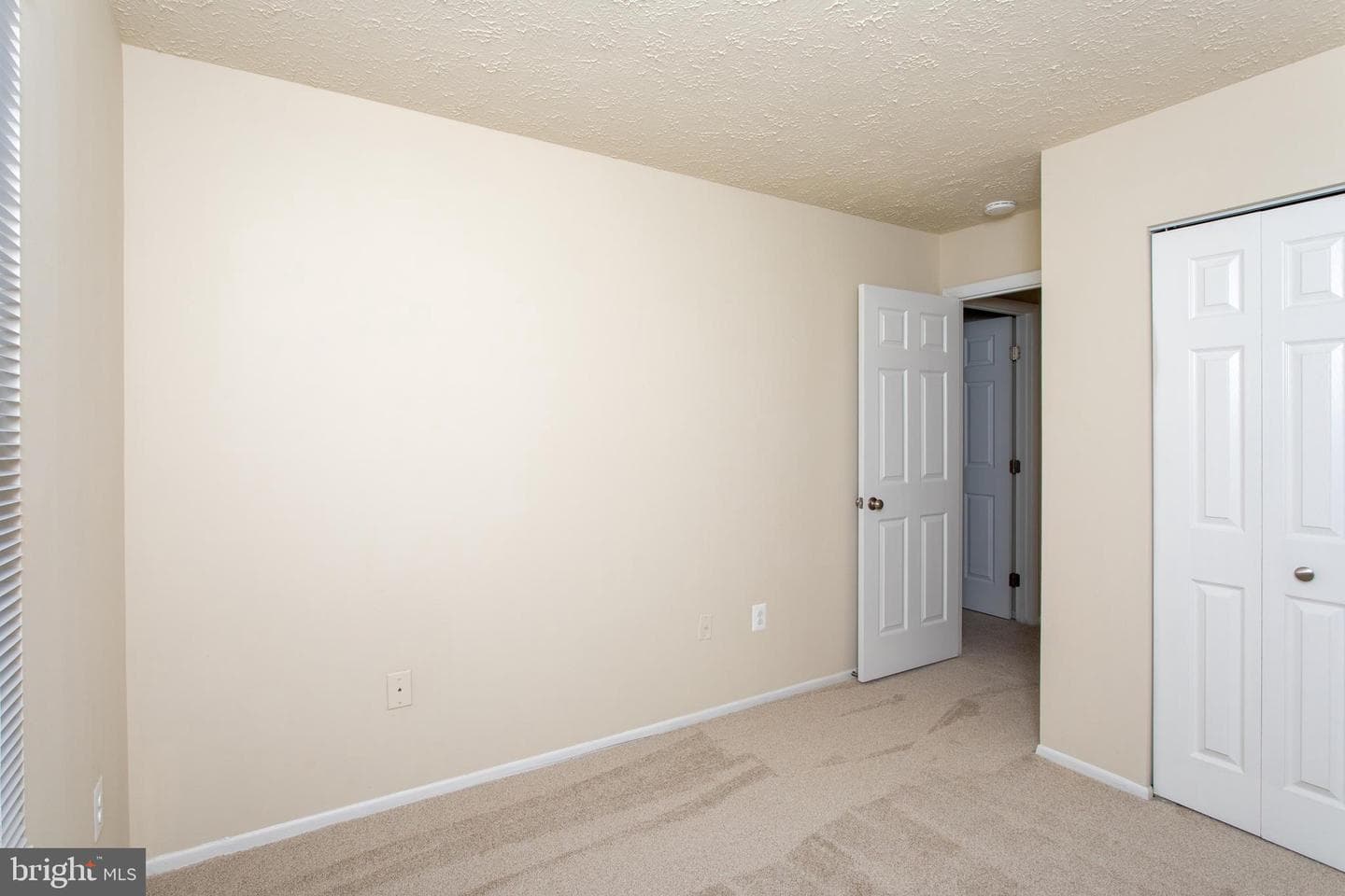 1010 Victoria Place photo 32