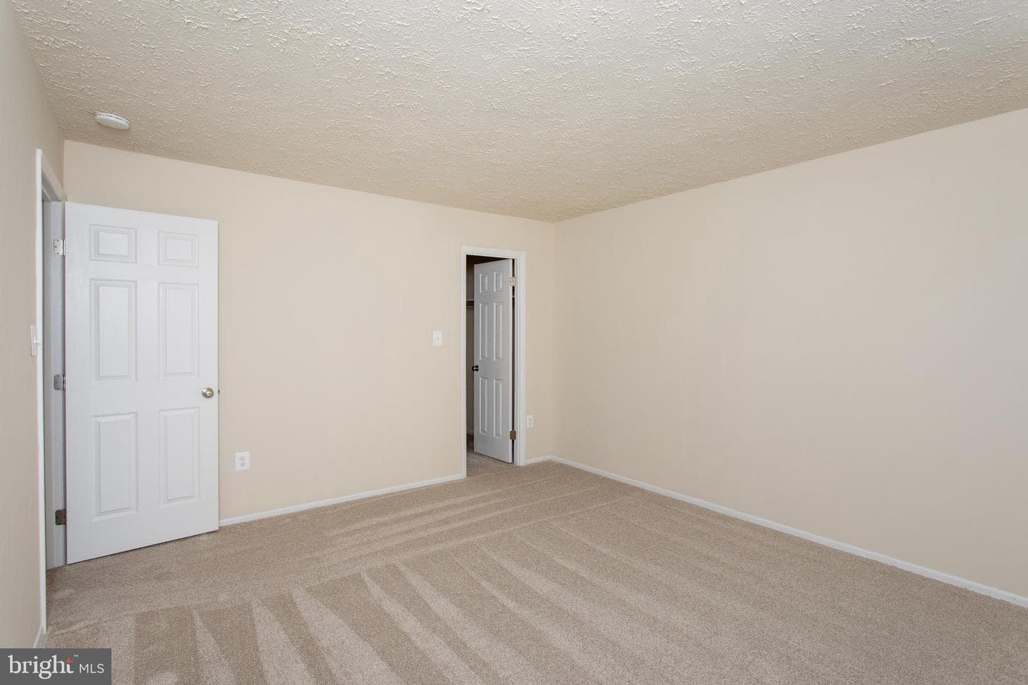 1010 Victoria Place photo 39