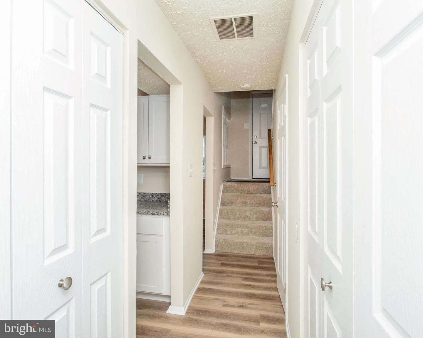 1010 Victoria Place photo 6