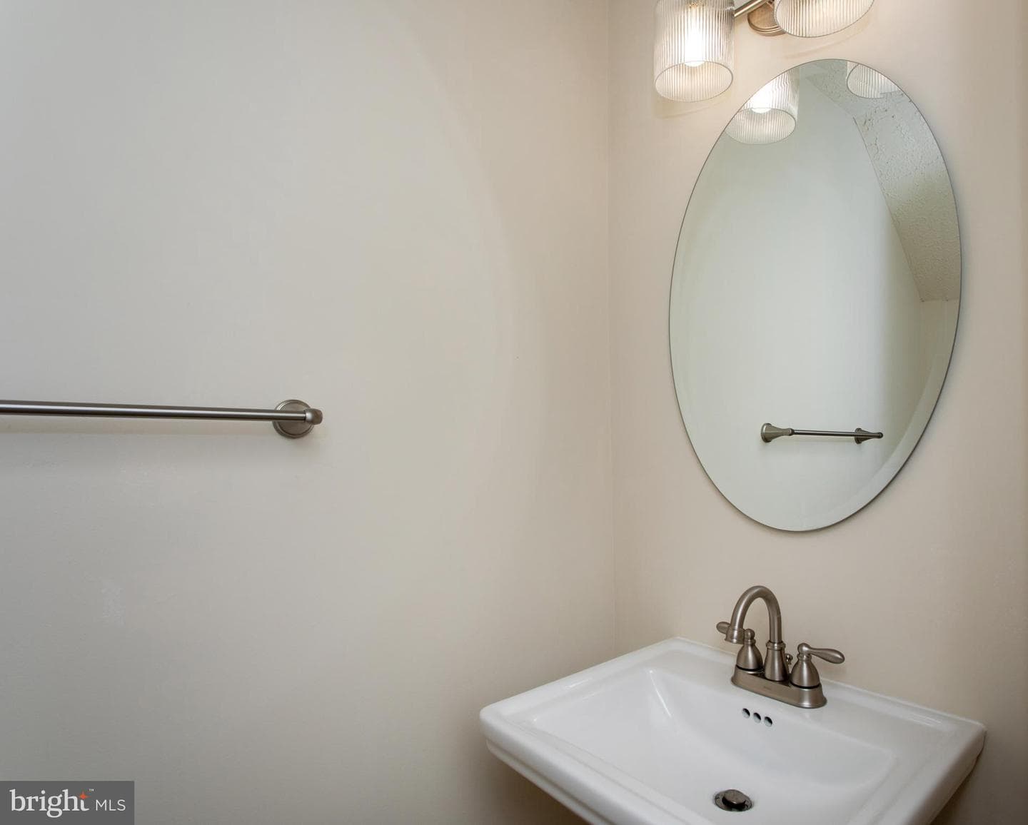 1010 Victoria Place photo 7