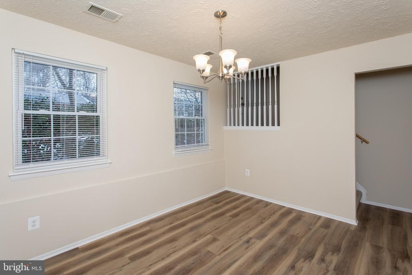 1010 Victoria Place photo 9