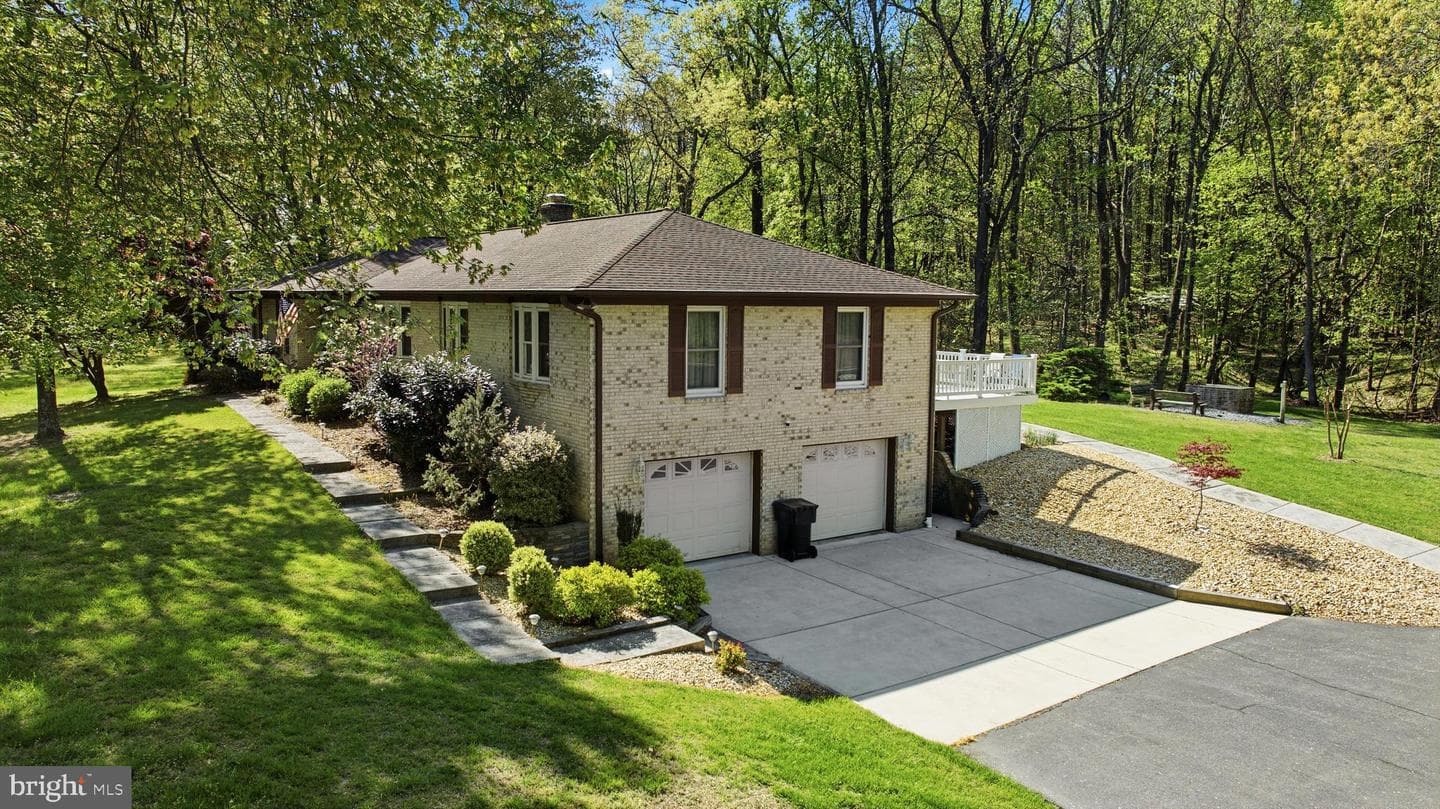 4465 Camelot Drive, Pomfret