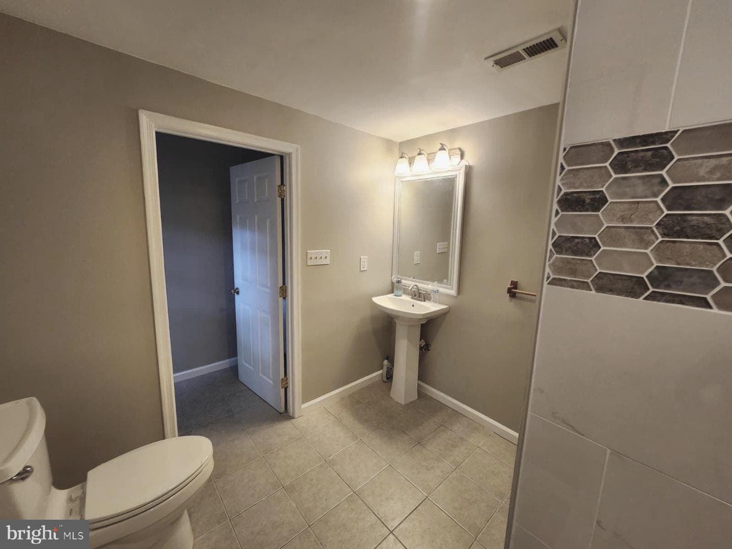 208 Westdale Drive photo 23