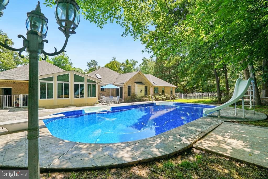 105 Cornwall Court photo 20