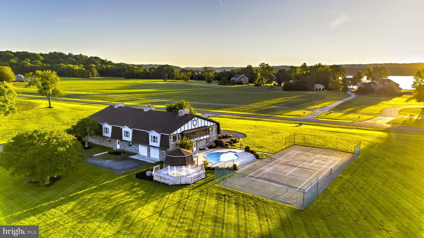 9100 Lanseair Farm, Welcome