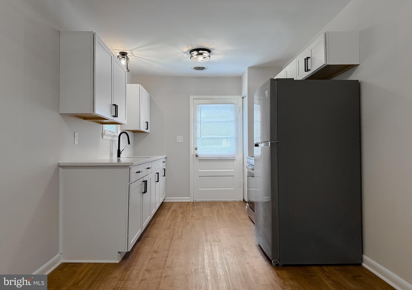 1565 Chester Avenue photo 11