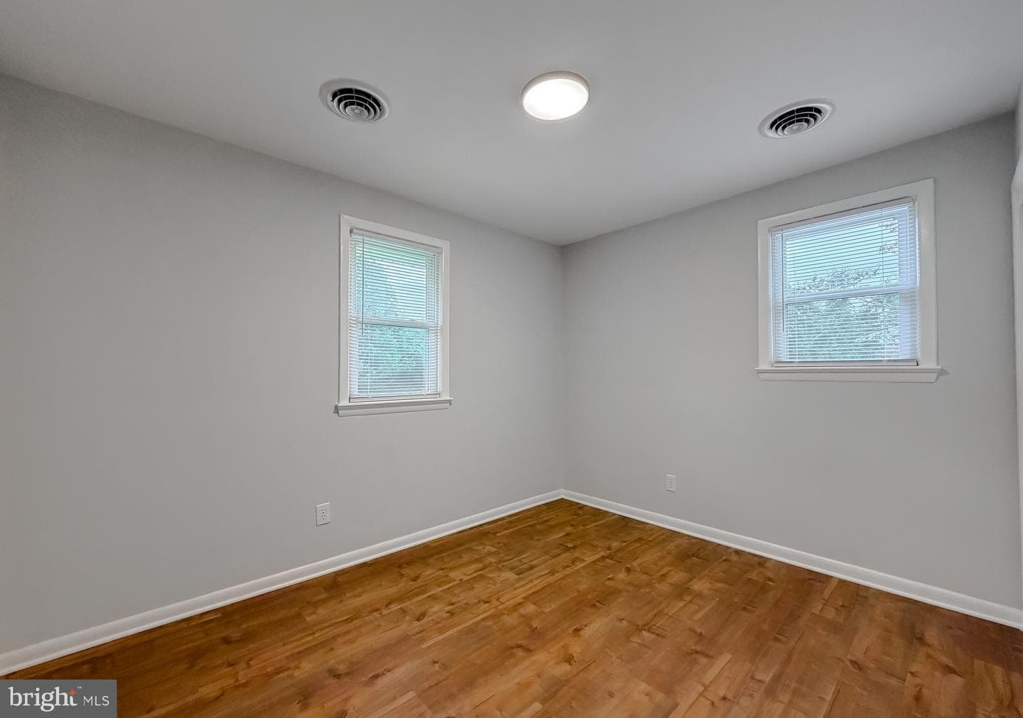 1565 Chester Avenue photo 13