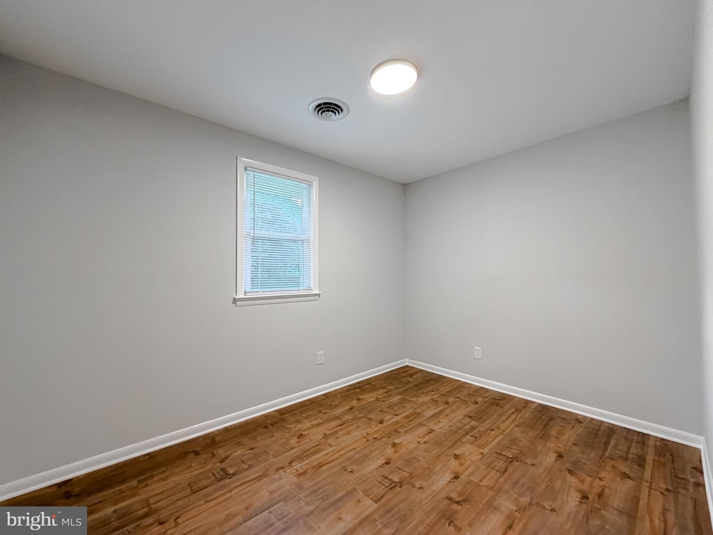 1565 Chester Avenue photo 18