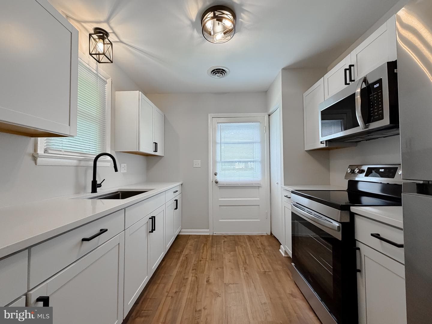 1565 Chester Avenue photo 7