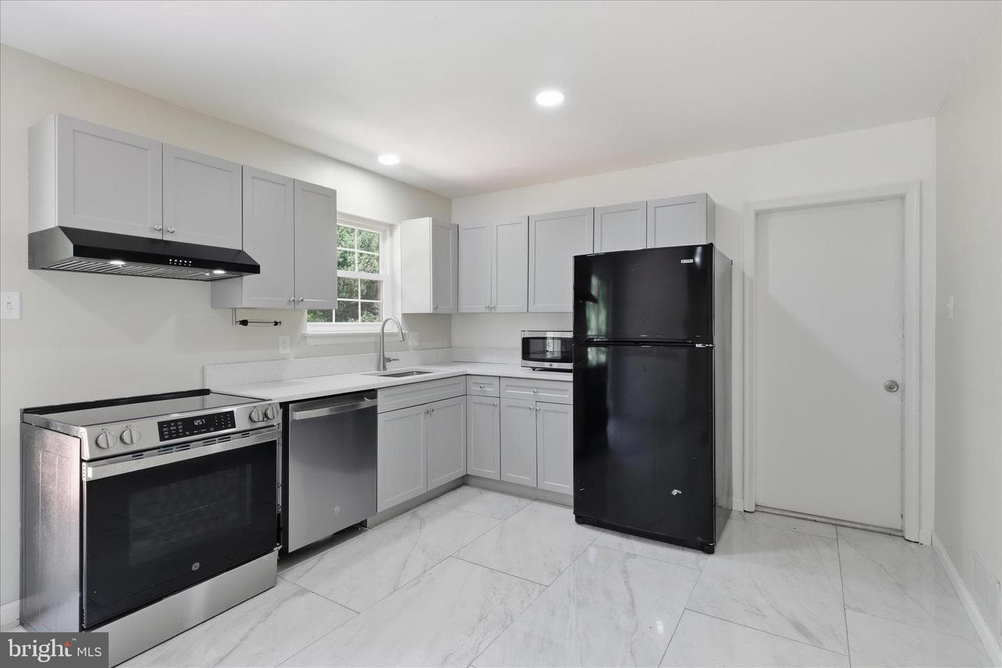 3454 Tamarack Court photo 6