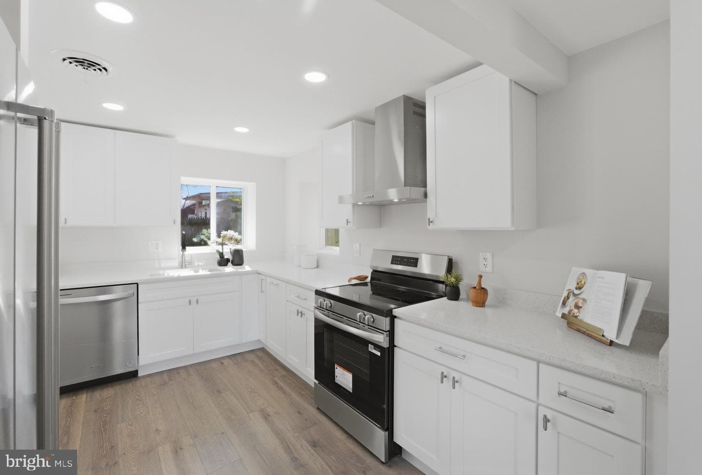 4425 Strauss Avenue photo 4