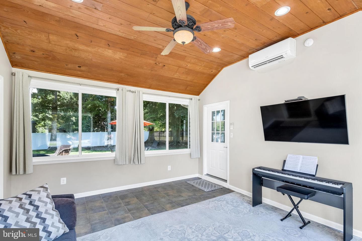 207 Persimmon Court photo 12