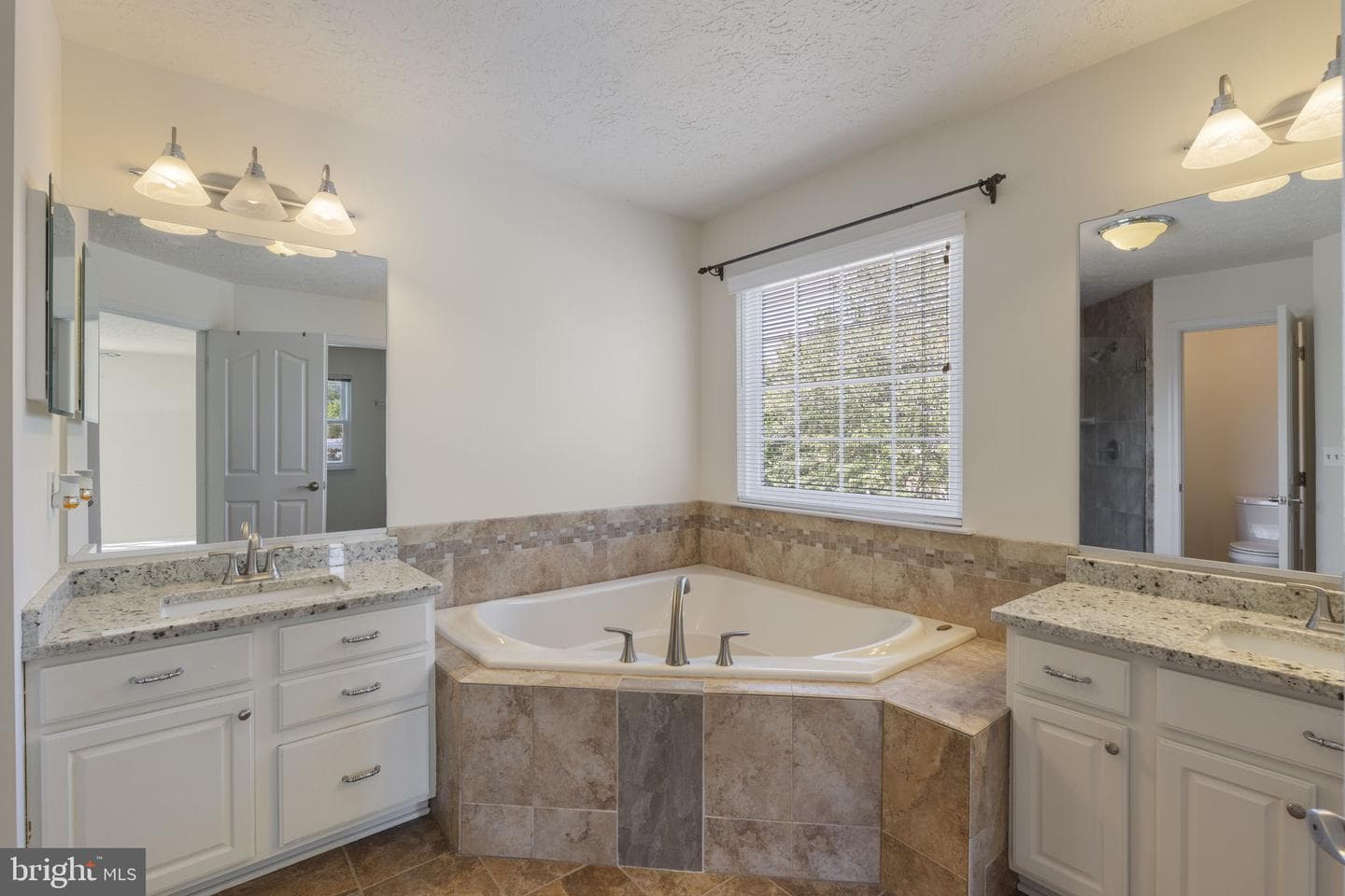 2372 Albany Way photo 23