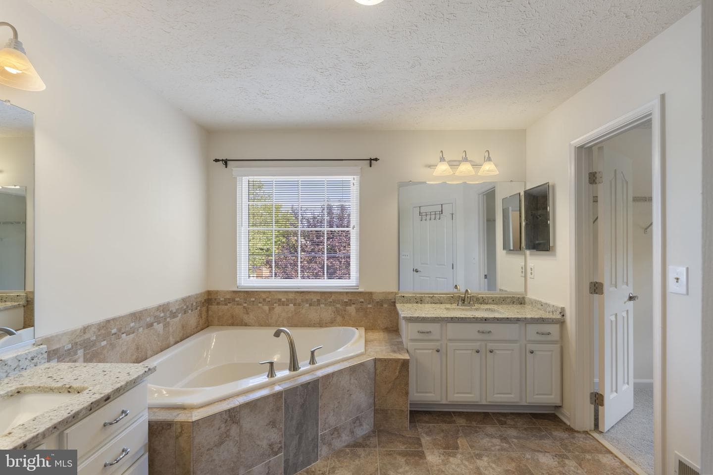 2372 Albany Way photo 24