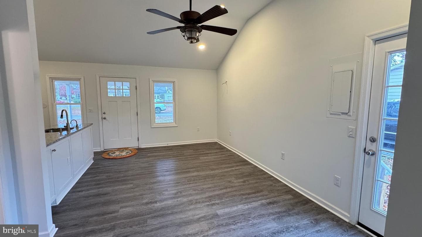 318 Carter Avenue photo 10