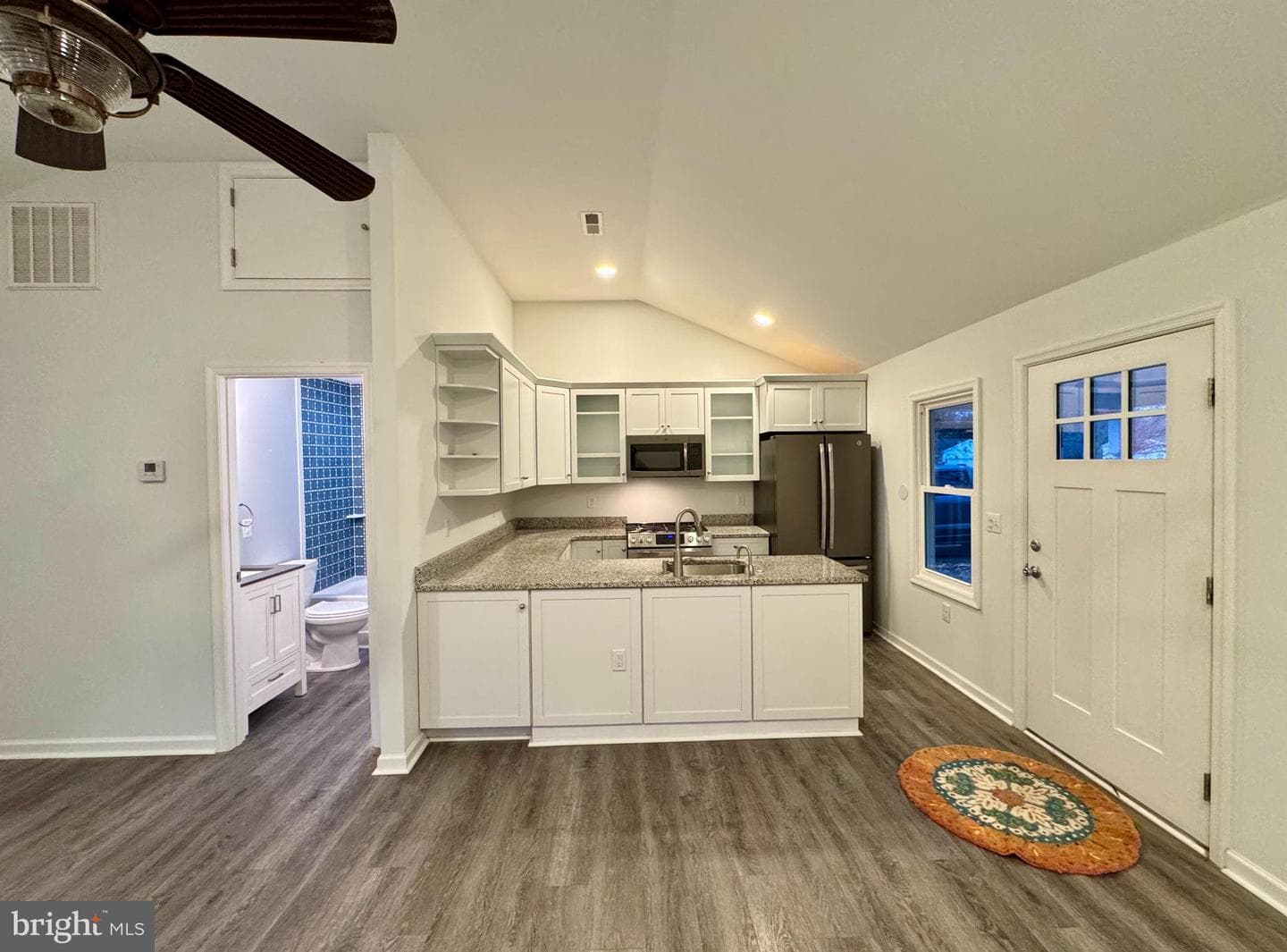 318 Carter Avenue photo 4