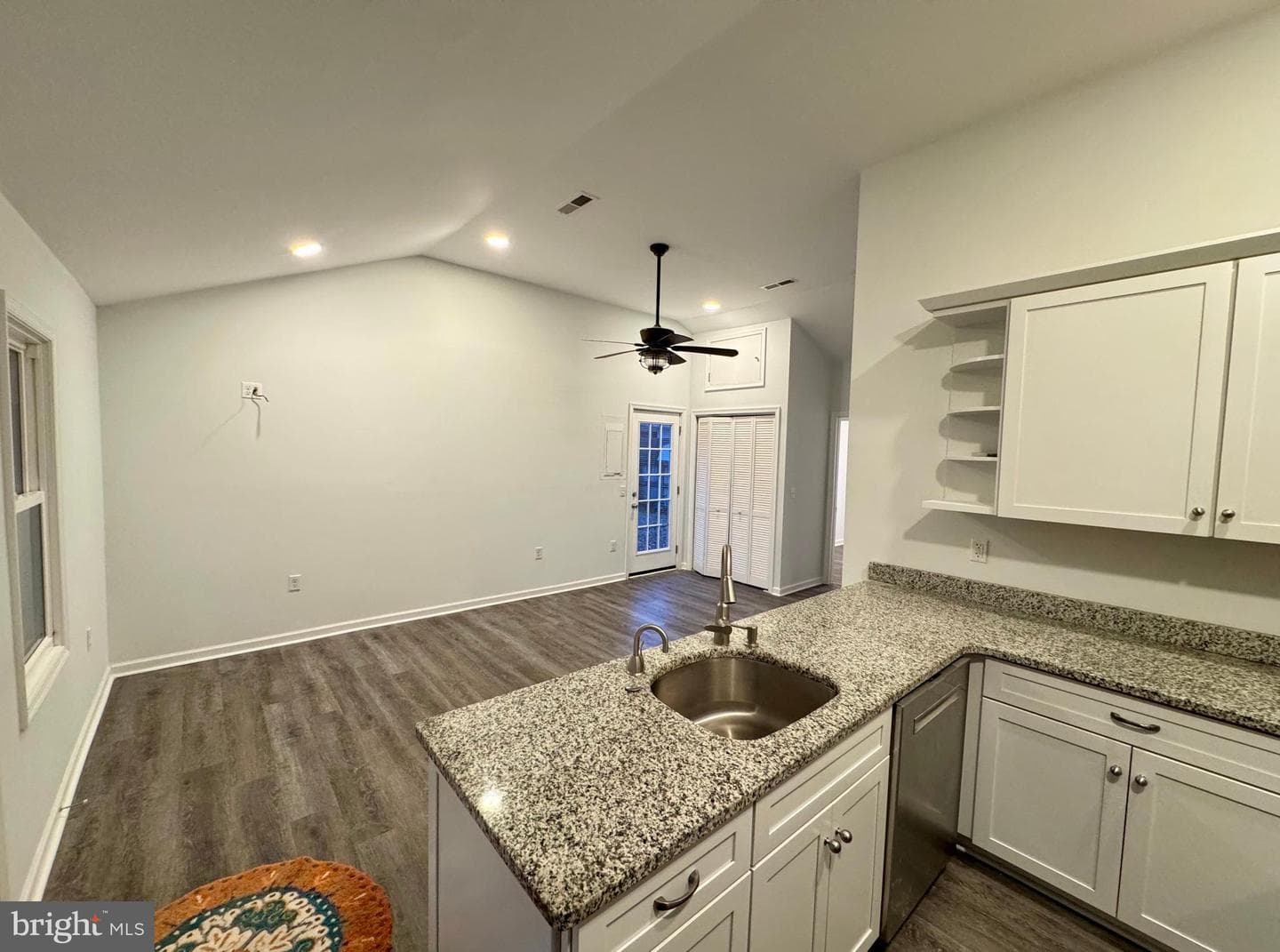 318 Carter Avenue photo 8