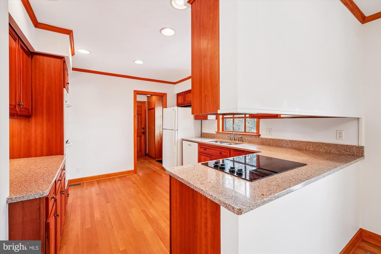 211 Bloomingdale Avenue photo 10
