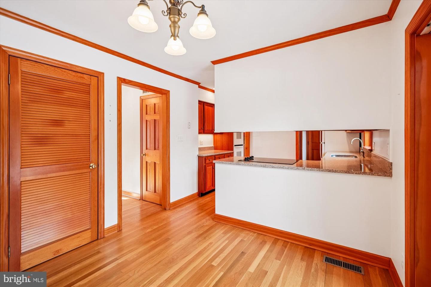 211 Bloomingdale Avenue photo 11