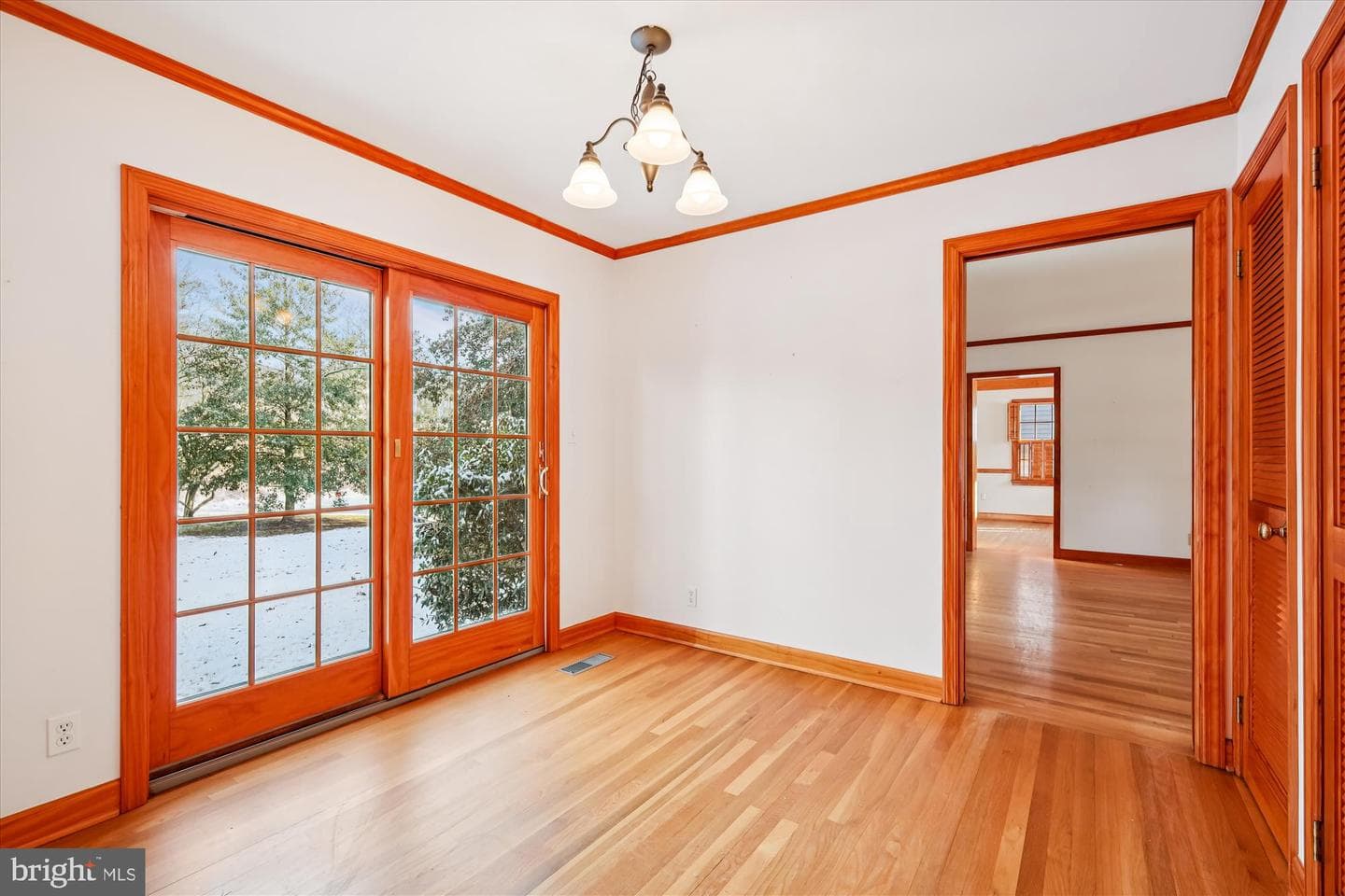 211 Bloomingdale Avenue photo 12