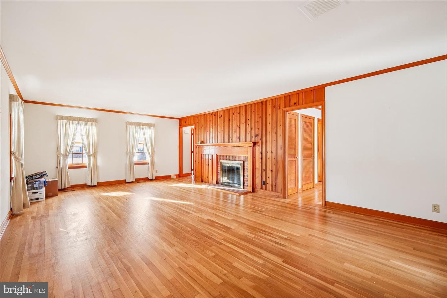 211 Bloomingdale Avenue photo 13