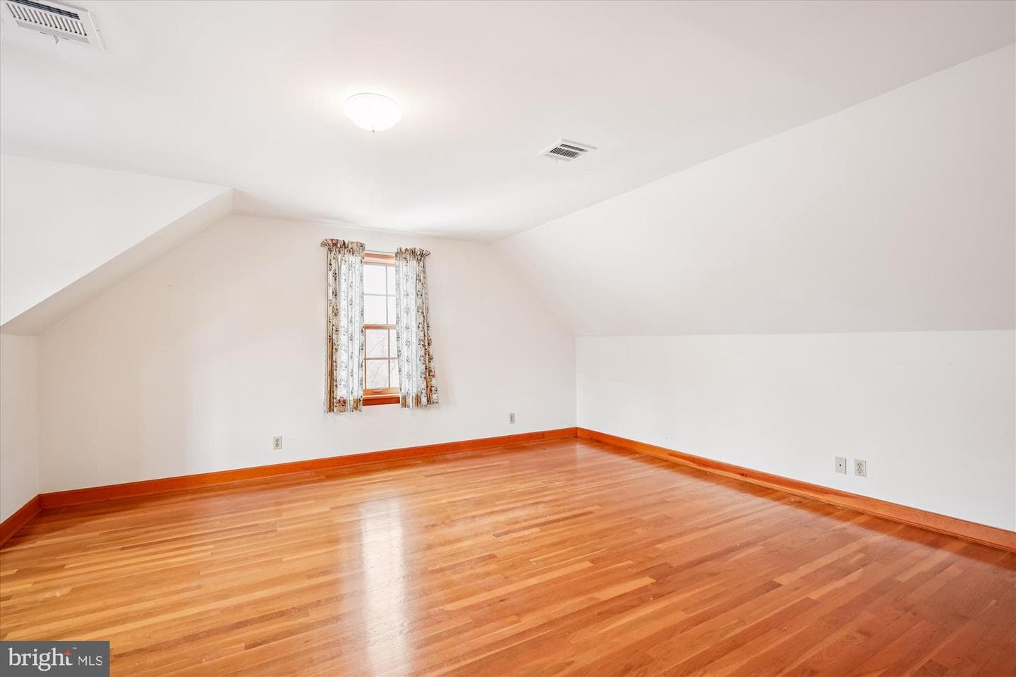 211 Bloomingdale Avenue photo 23