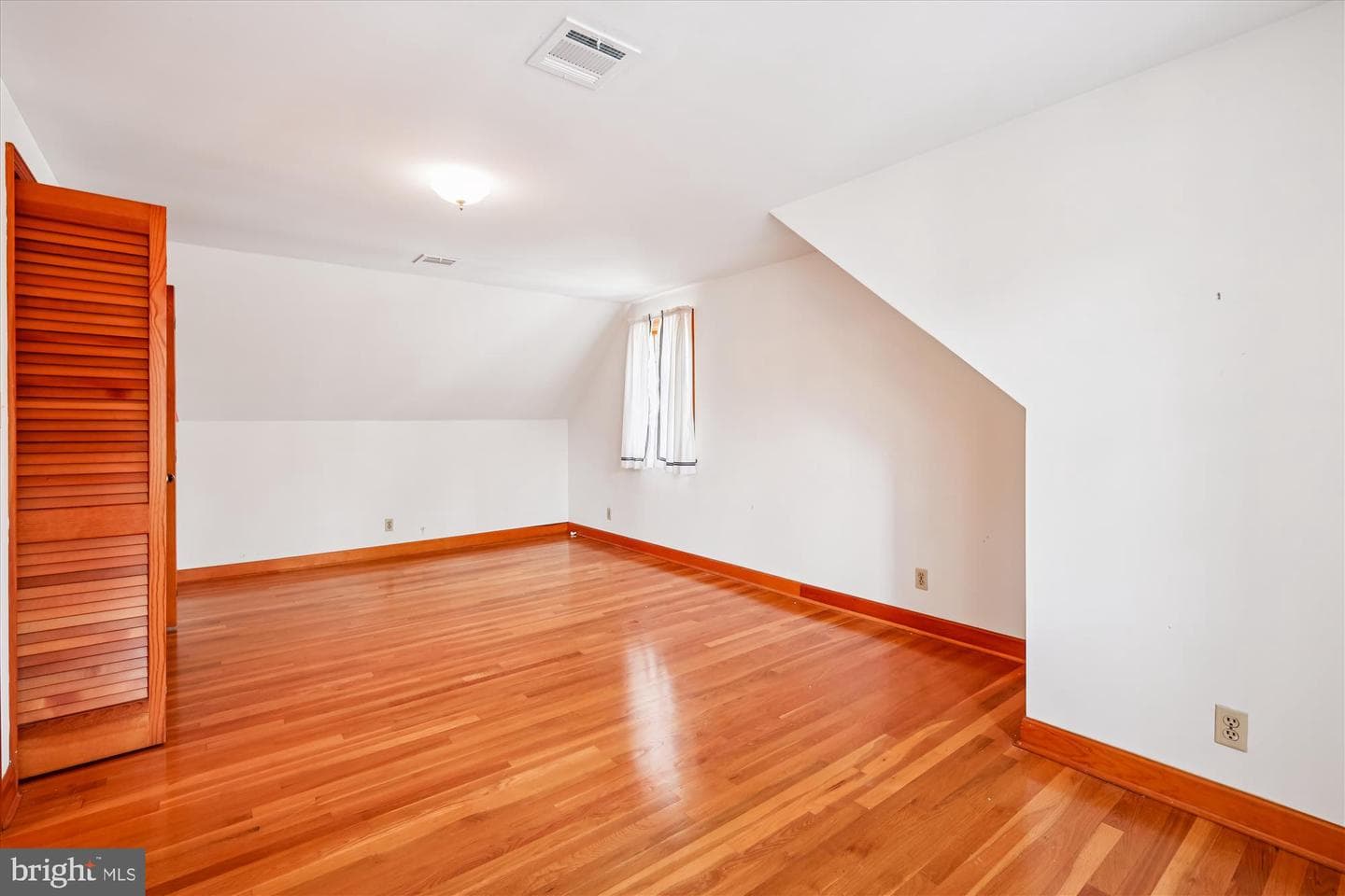 211 Bloomingdale Avenue photo 26