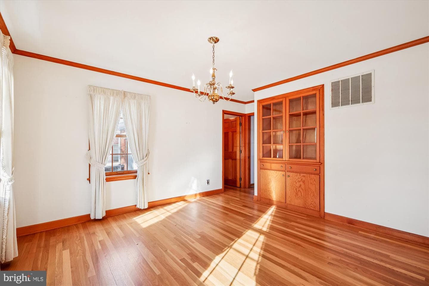 211 Bloomingdale Avenue photo 6