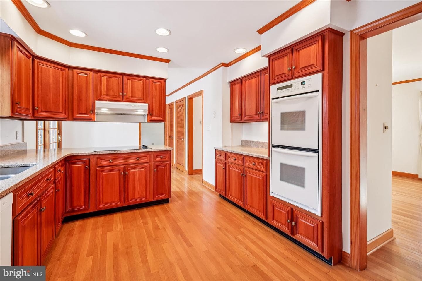 211 Bloomingdale Avenue photo 9