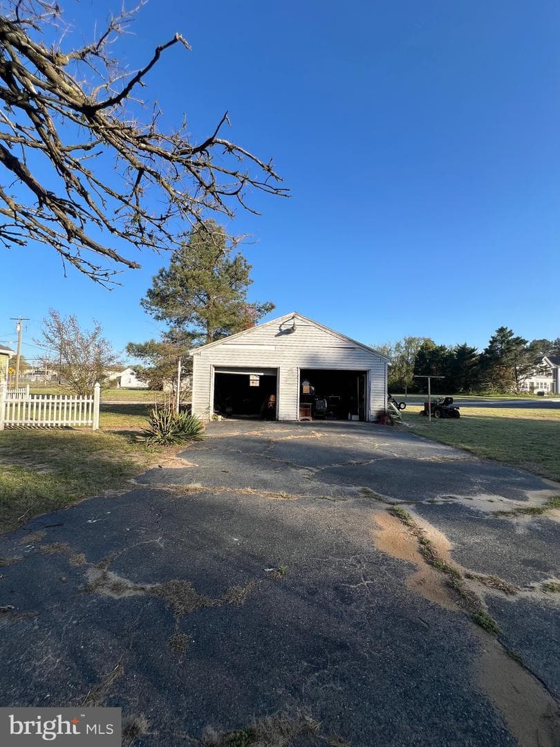 209 Reliance Avenue photo 5