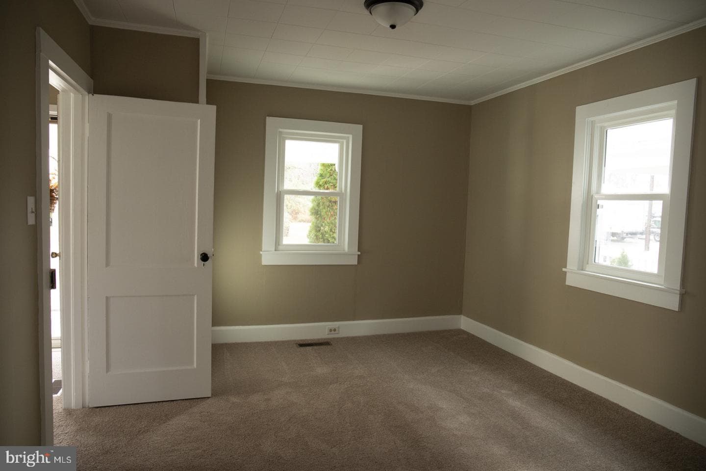 313 Holt Street photo 8