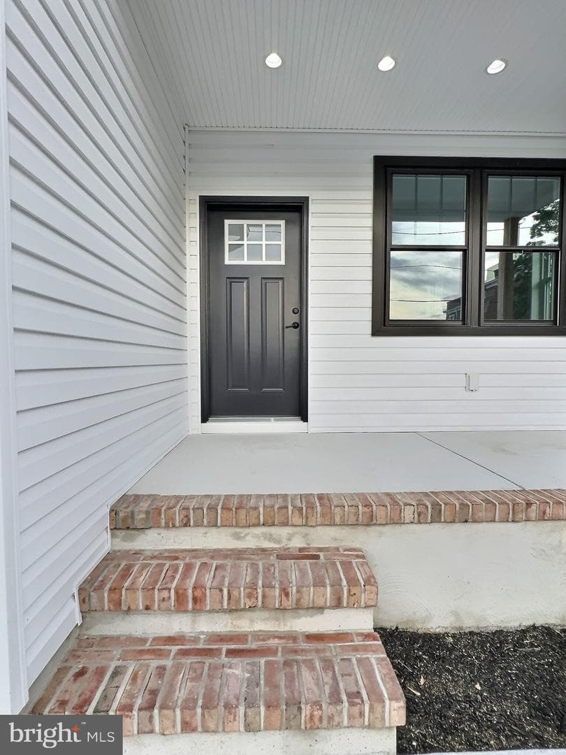 110 N School Street photo 4