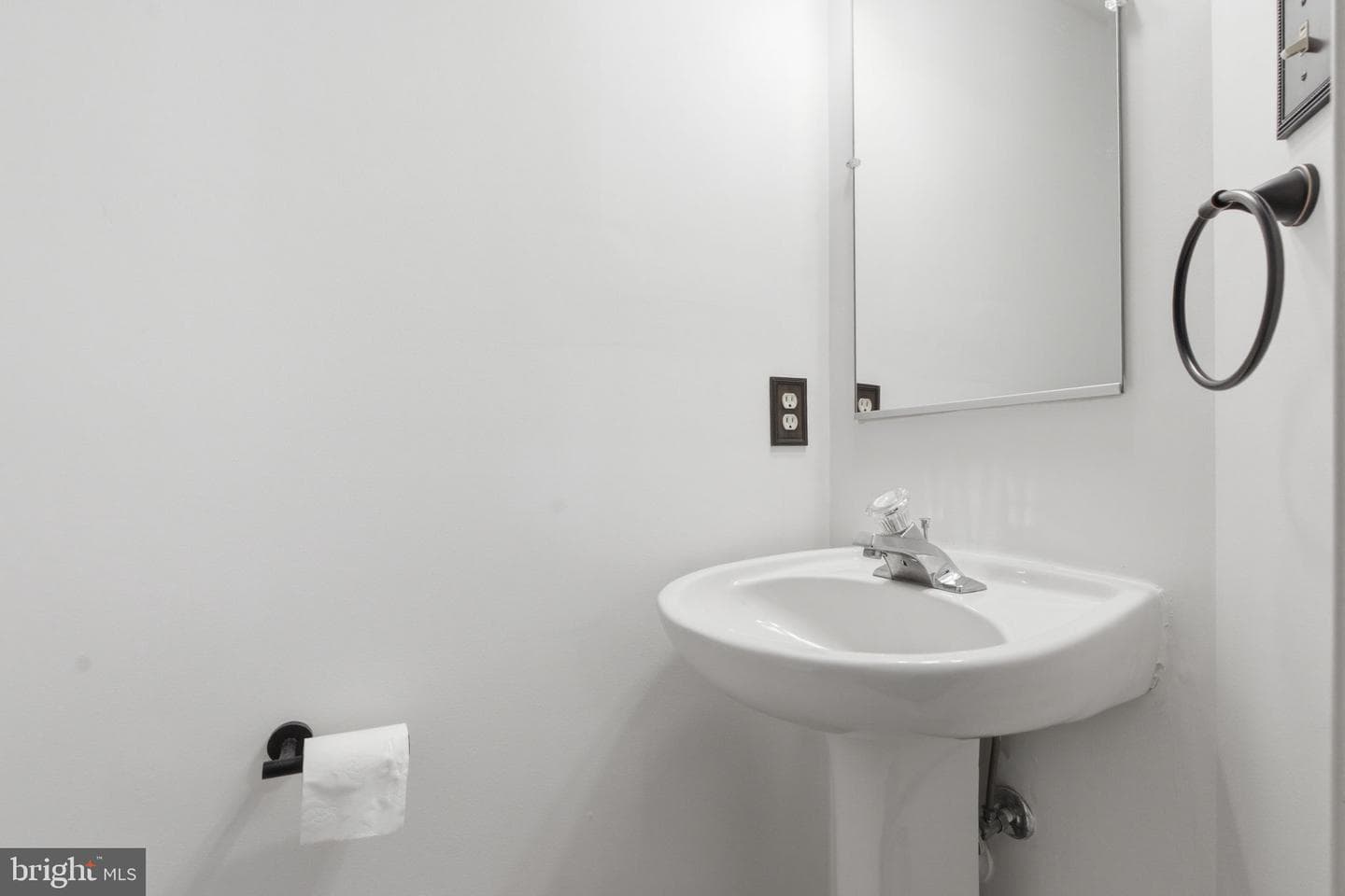 530 Vaughn Avenue photo 9