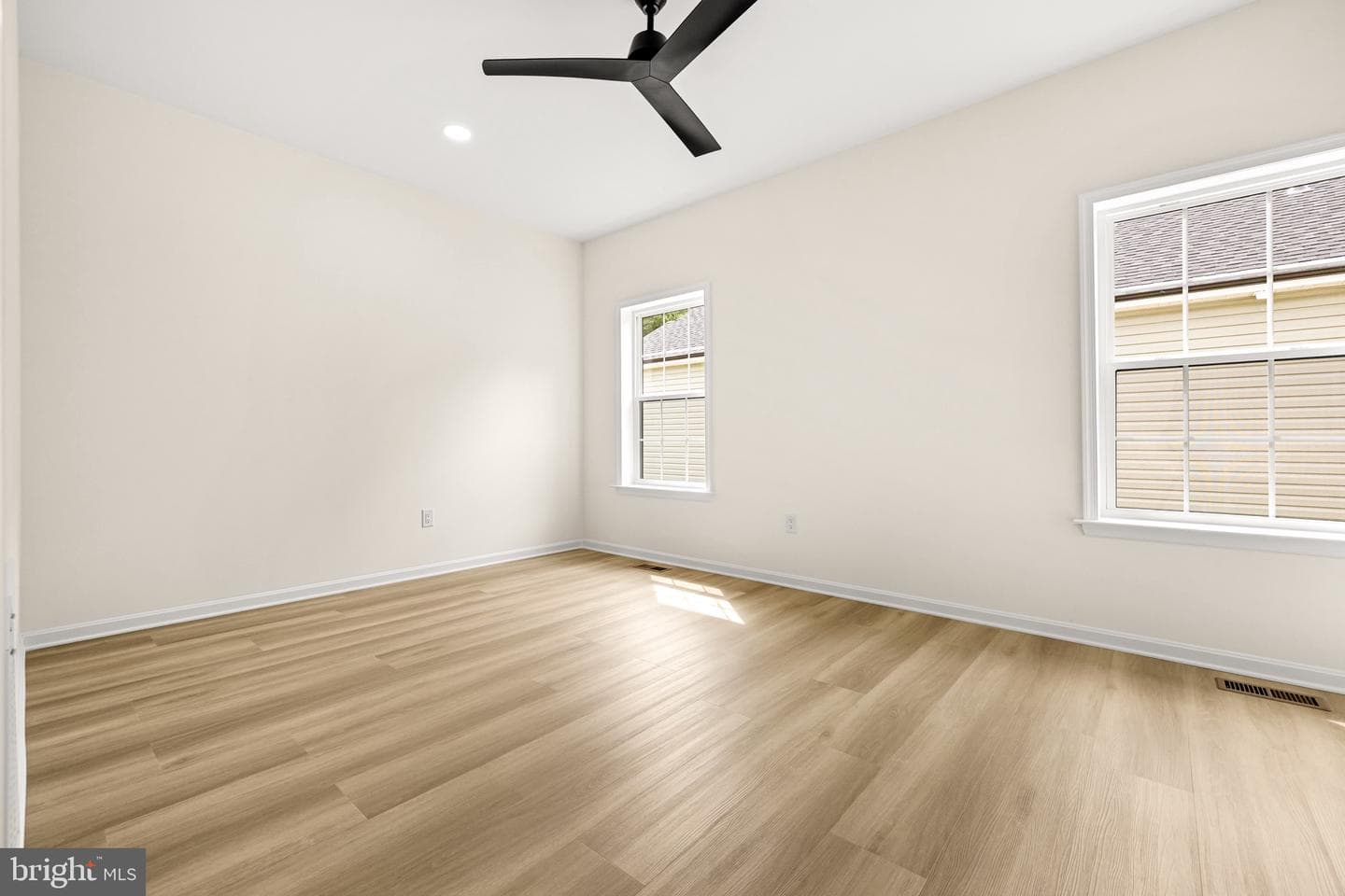 5 Sunrise Ave photo 20