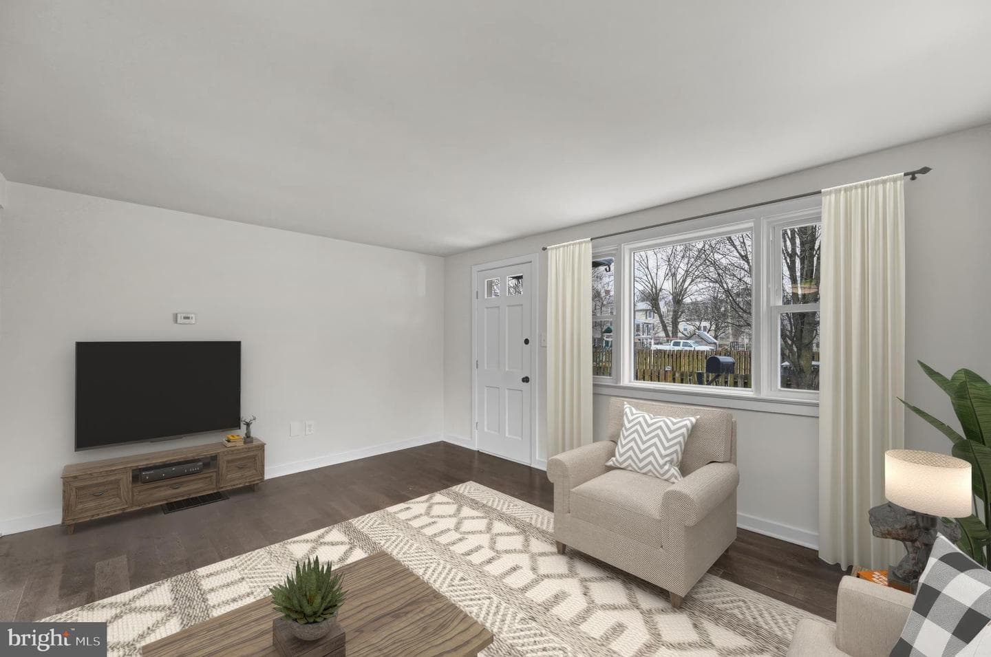 101 E Thomas Street photo 3