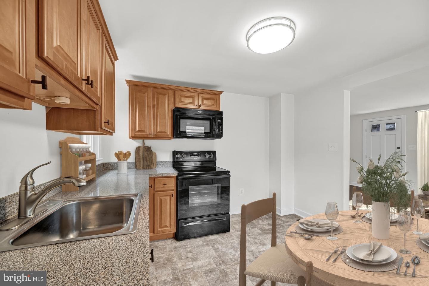 101 E Thomas Street photo 5
