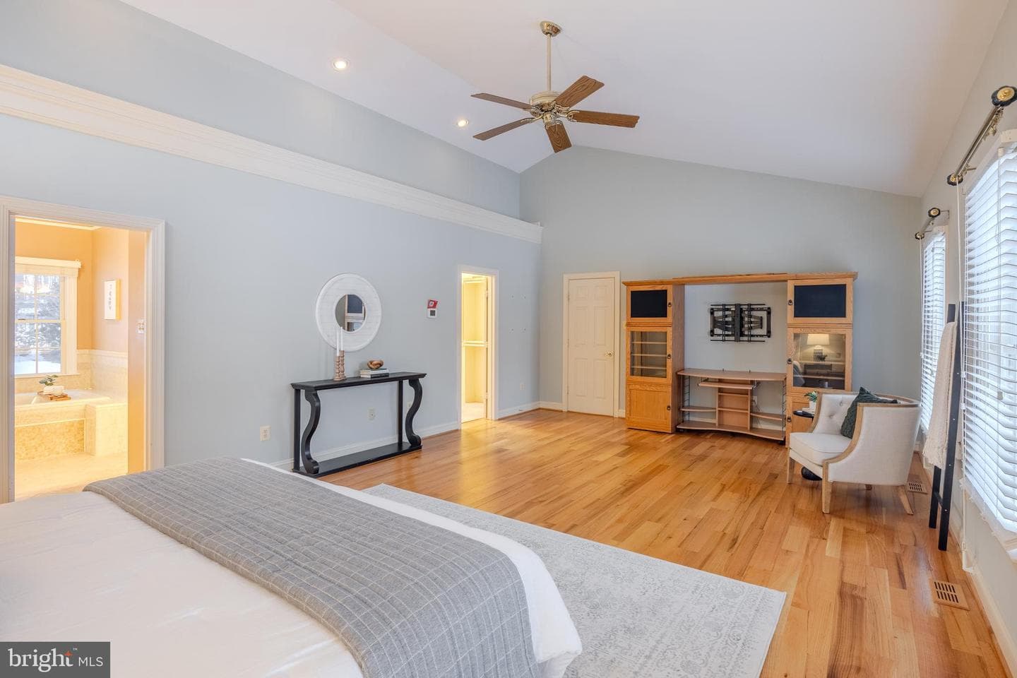 6240 Belmont photo 30