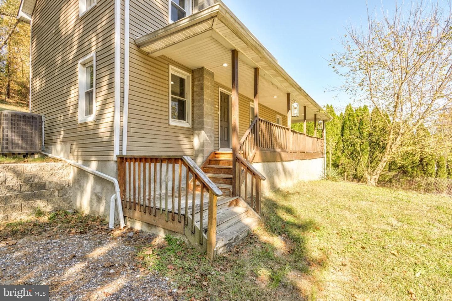 6 Railroad Avenue photo 3