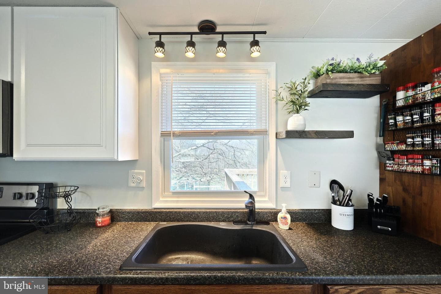 2462 Manchester Road photo 13