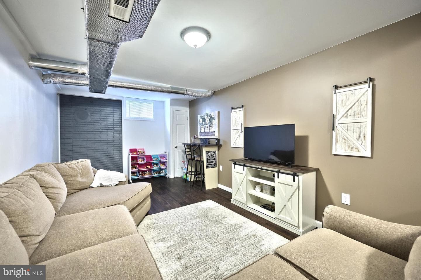 2462 Manchester Road photo 23