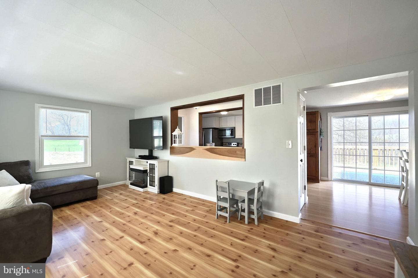 2462 Manchester Road photo 7