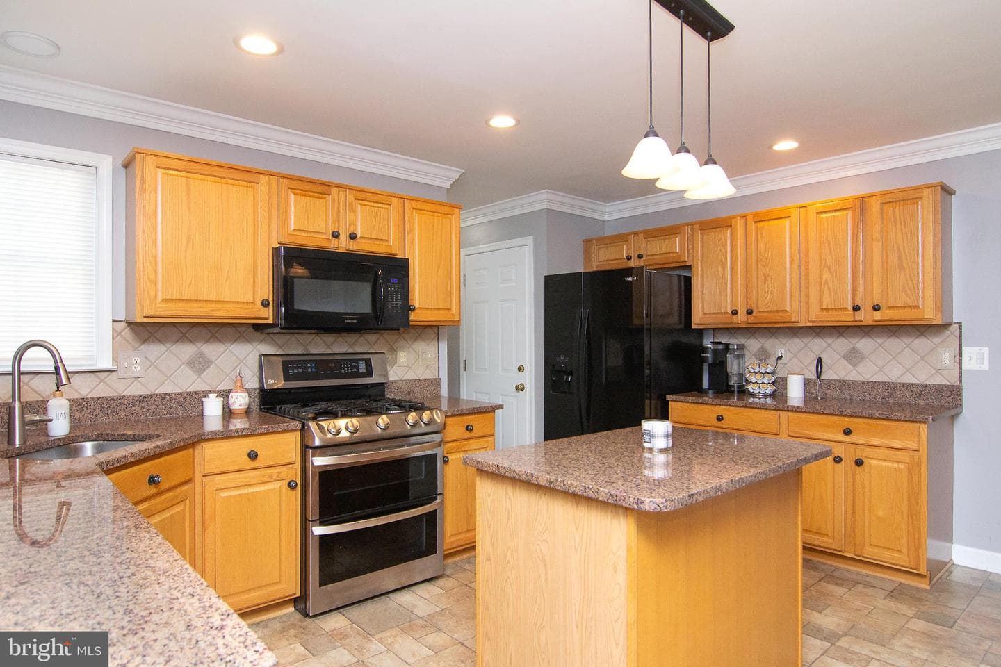 897 Caren Drive photo 4