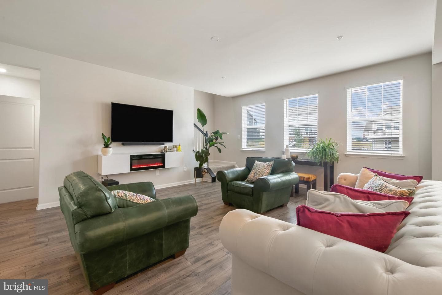 660 N Chandler Drive photo 2
