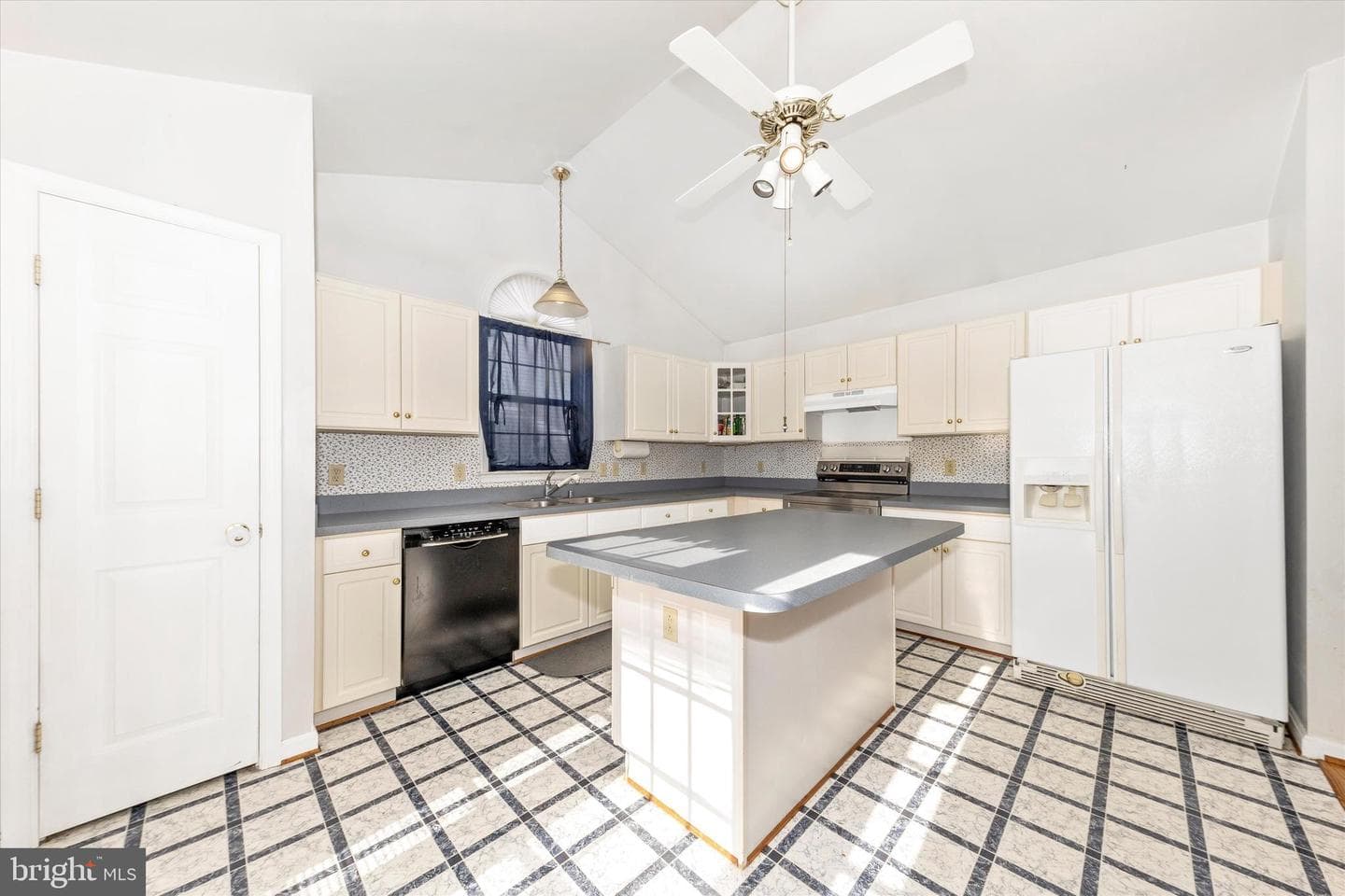 105 Ridge Avenue photo 4