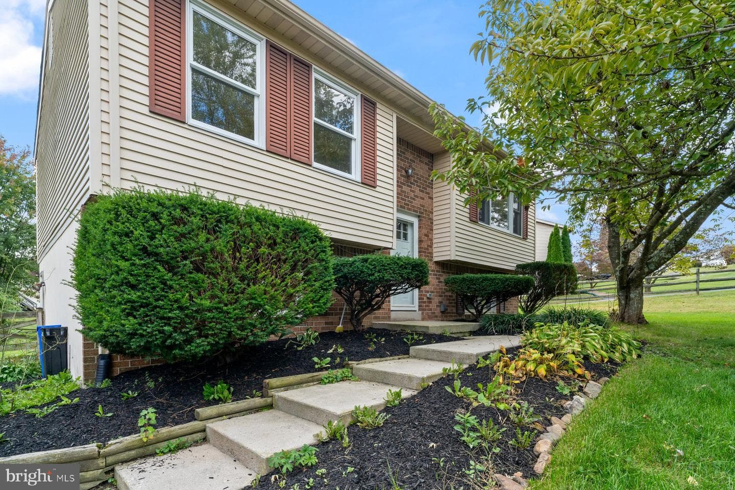 2913 Tulip Way photo 2