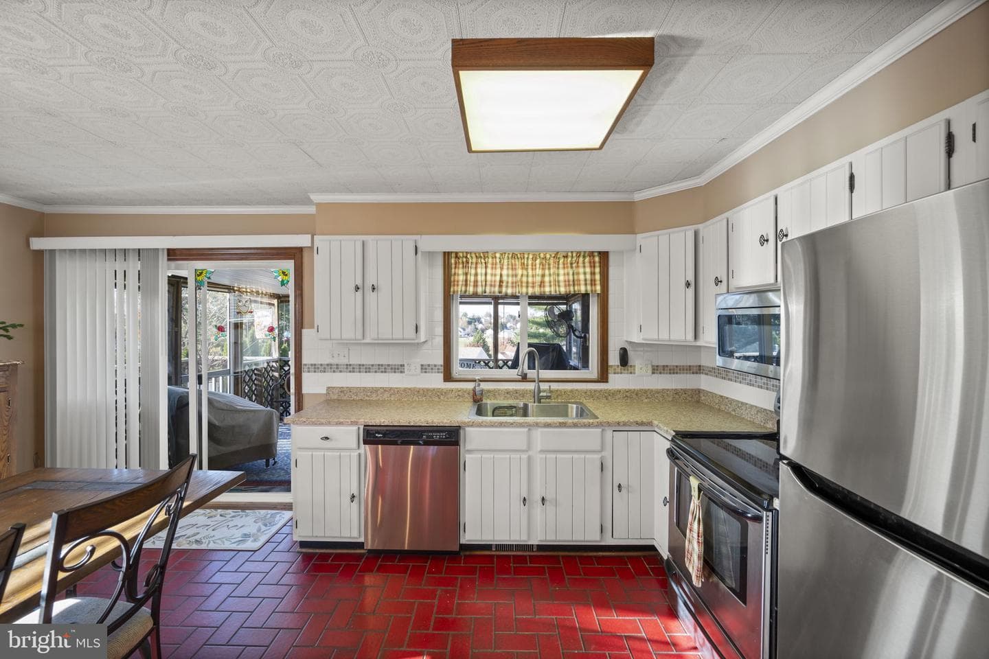 418 London Court photo 11